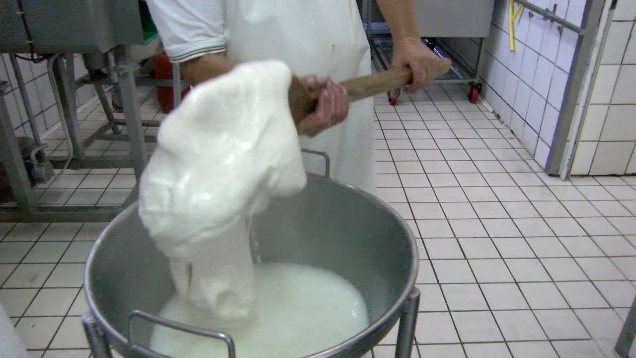 COMO SE FAZ A VERDADEIRA MOZZARELLA - Direto da Itália