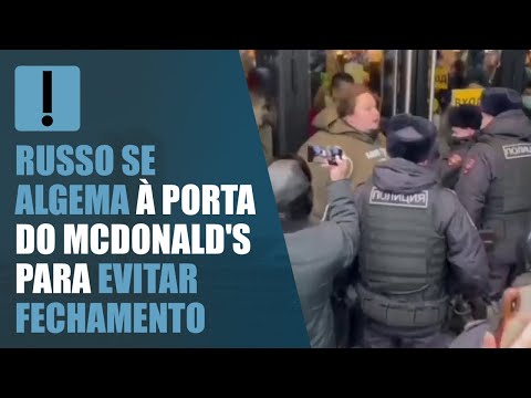 Russo se algema à porta do McDonald's para evitar fechamento