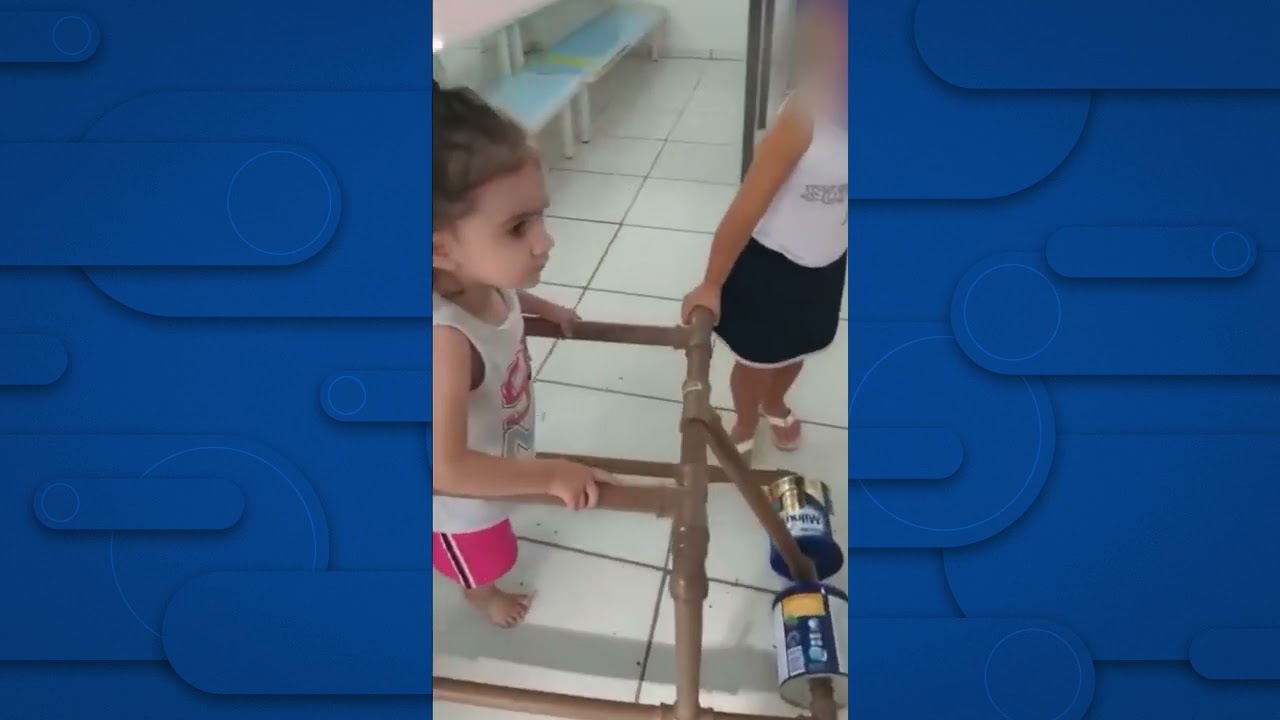 Pais de SC produzem andador com tubos de PVC para auxiliar filha com paralisia cerebral