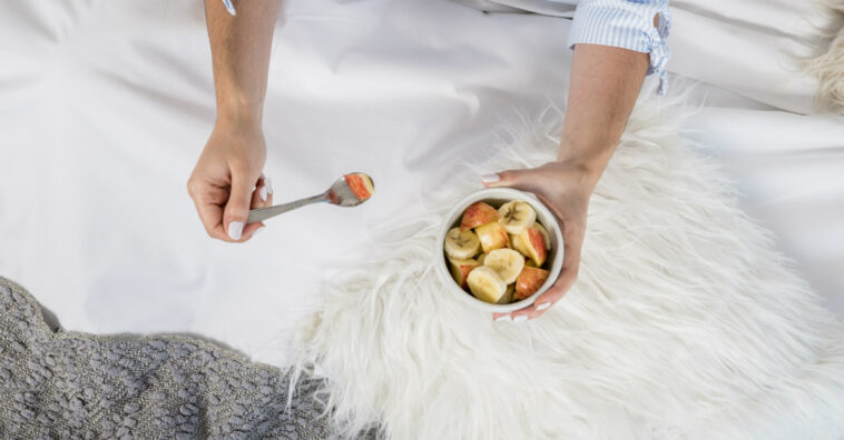 É melhor dormir com fome ou comer antes de deitar