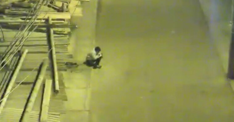 A história do menino que não tinha energia em casa e usou a luz do poste da rua para estudar