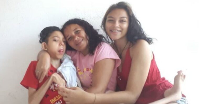 A história de uma mãe que criou sozinha o filho com paralisia