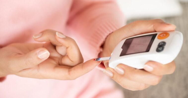 A pele escurecida tem relação com diabetes