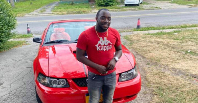 Adolescente ganha recompensa por se comprometer a deixar ruas limpas depois de protestos