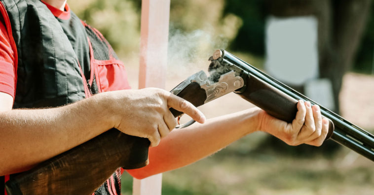 Alemão perde licença de arma depois de levar um tiro do próprio cachorro