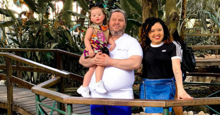 Aos 2 anos, filha guia os pais deficientes visuais