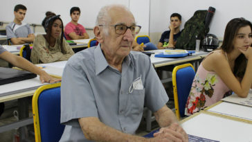 Aos 90 anos, aposentado faz vestibular e começa faculdade de arquitetura