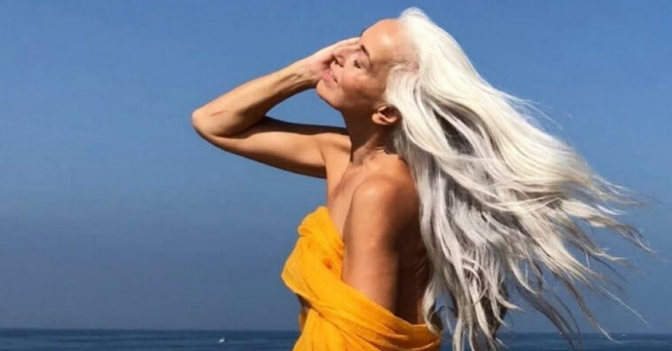 Avó e modelo, ela assumiu os fios brancos e nunca fez uma cirurgia