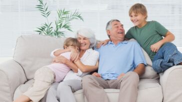 Avós que convivem com os netos têm menos chance de ter Alzheimer