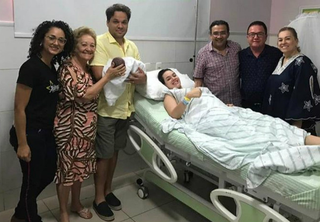 Avó ajuda a neta em trabalho de parto complicação