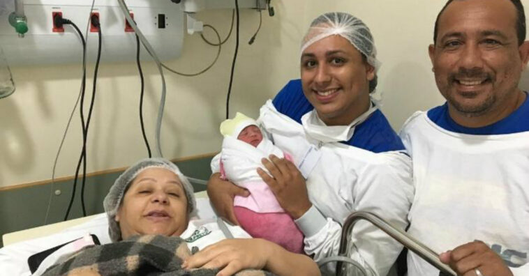 Avó dá à luz netos para filho gay realizar desejo de ser pai