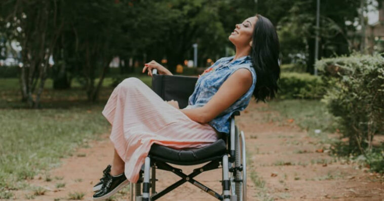 Bactéria em piercing deixa estudante paraplégica