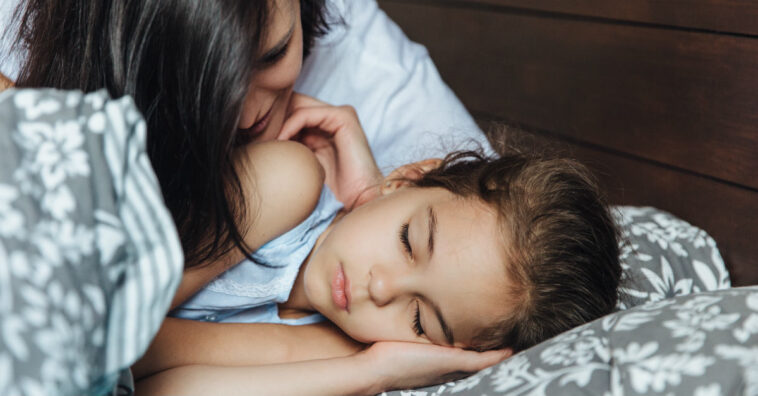 Benefícios de deitar junto do filho na hora de colocá-lo para dormir