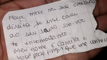 mulher entrega bilhete