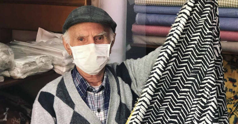Brasileiros se organizam e ajudam senhor de 91 anos que vende tecido
