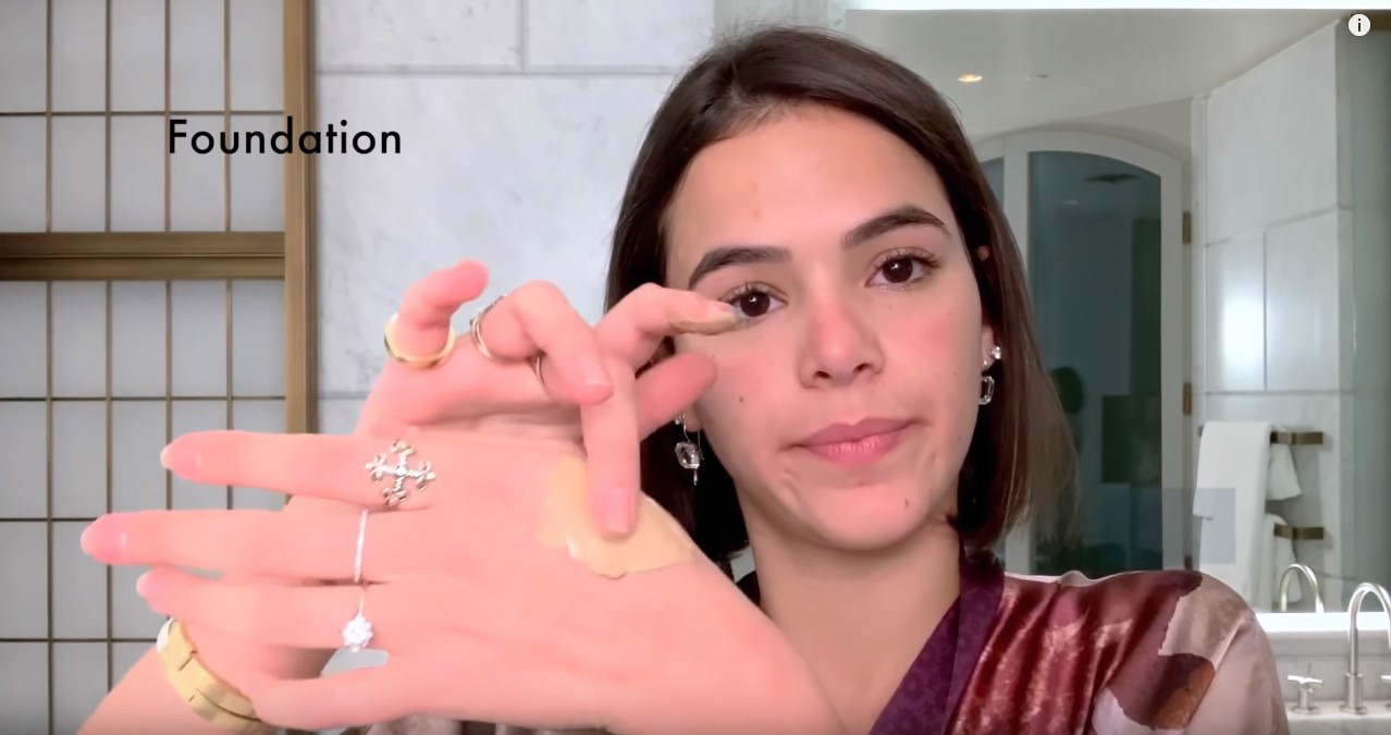 Bruna Marquezine faz tutorial de maquiagem para revista Vogue base