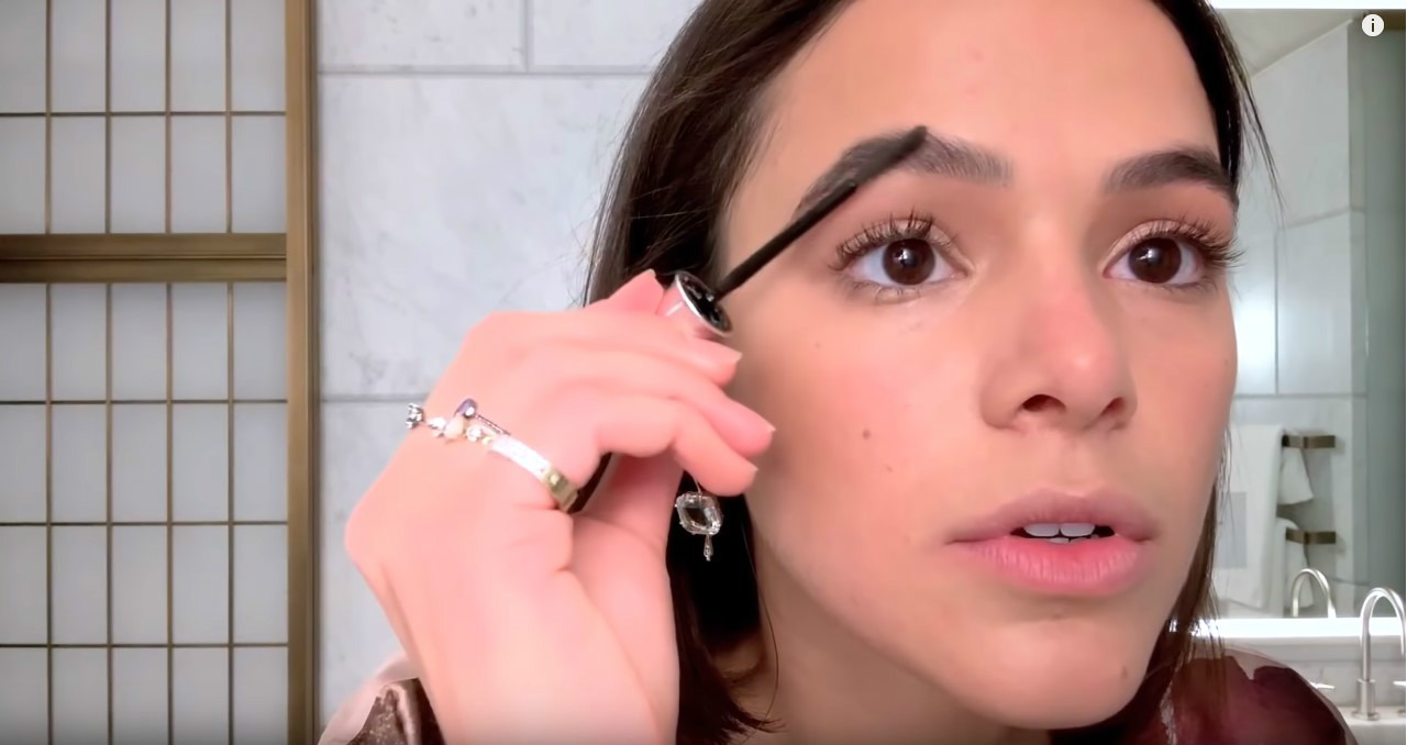 Bruna Marquezine faz tutorial de maquiagem para revista Vogue sobrancelhas