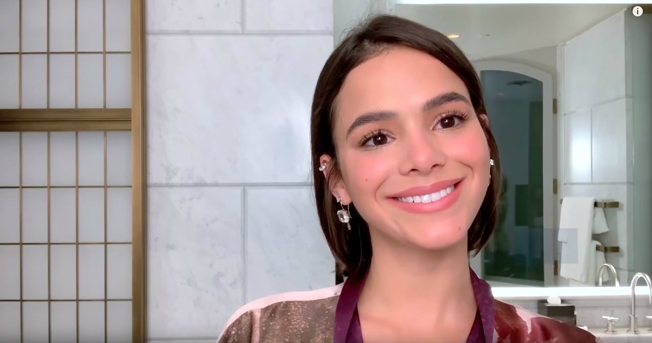 Bruna Marquezine faz tutorial de maquiagem para revista Vogue veja