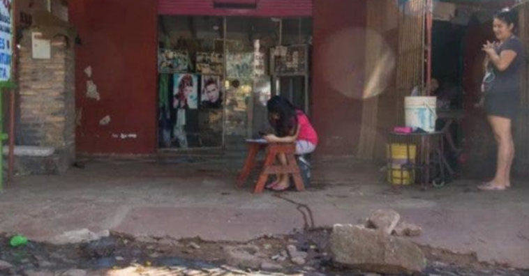 Cabeleireiro tira senha do wifi do salão para ajudar crianças a estudar