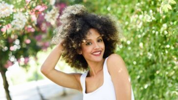 Cabelo crespo com luzes