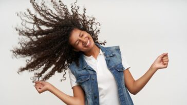 Cabelo crespo e cacheado cresce mais devagar