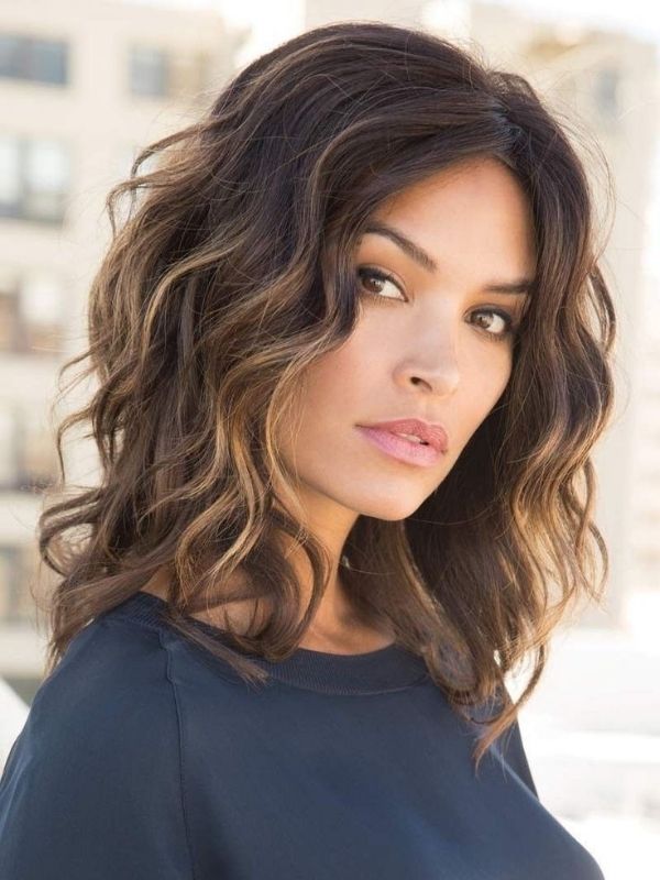 cabelos com luzes discretas