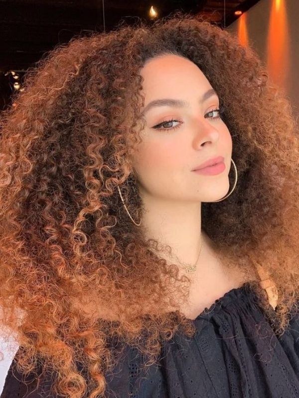 cabelos com luzes crespos