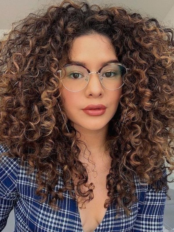 cabelos com luzes cacheados