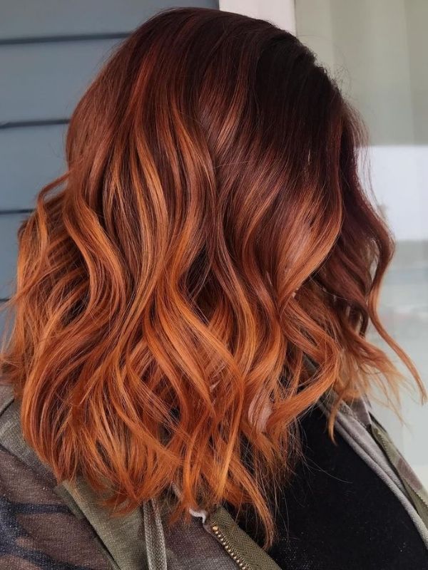 cabelos com luzes ruivas