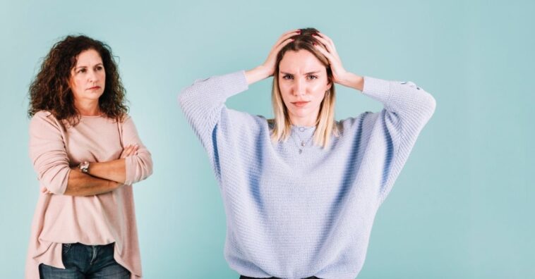 Características de mães tóxicas e controladoras