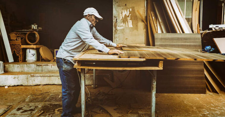 Carpinteiro sem filho economiza 3 milhões de dólares e ajuda desconhecidos a fazer faculdade