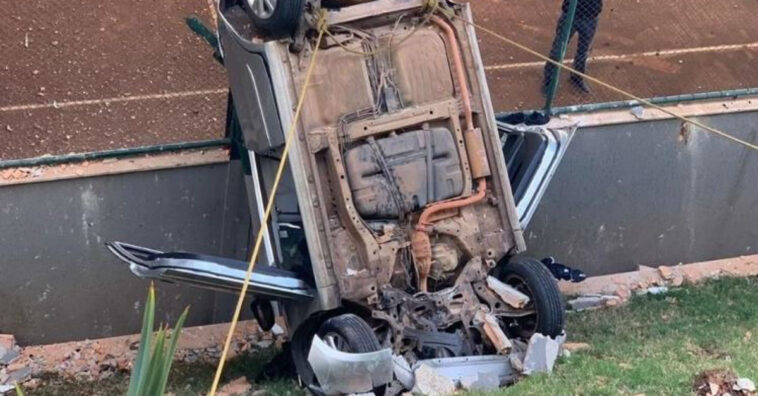 Carro cai de 3 andares depois que idosa perdeu o controle