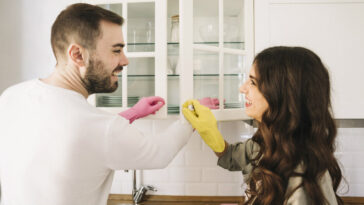 Casais que dividem tarefas domésticas fazem mais sexo