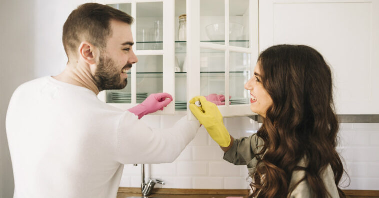 Casais que dividem tarefas domésticas fazem mais sexo