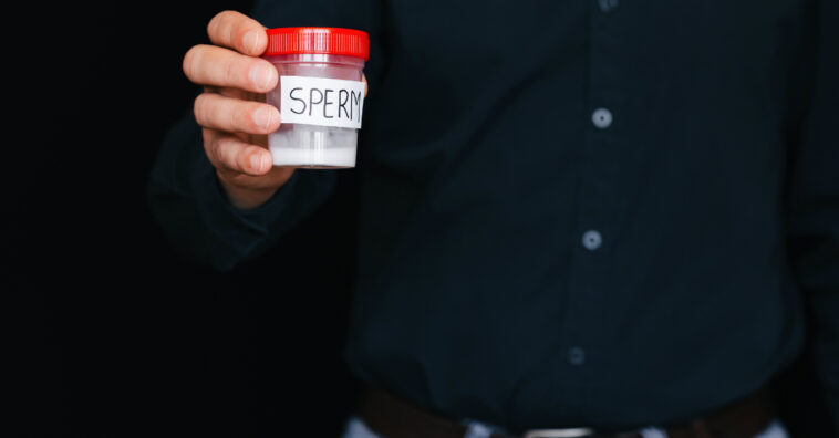 Casal branco com filho asiático processa clínica de fertilização