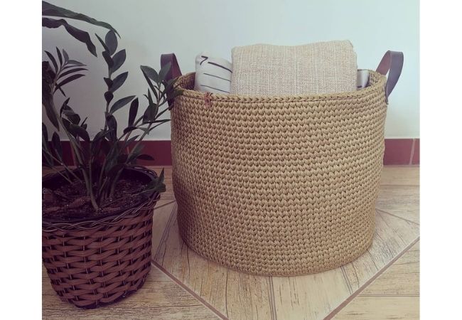 cesto de crochê marrom