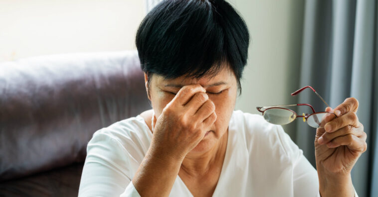 Coçar o olho pode causar doença grave