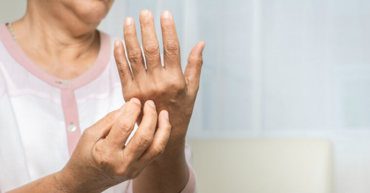 Coceira na palma da mão e na sola do pé pode ser sintoma de doença no fígado