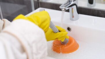 Como desentupir cano de esgoto