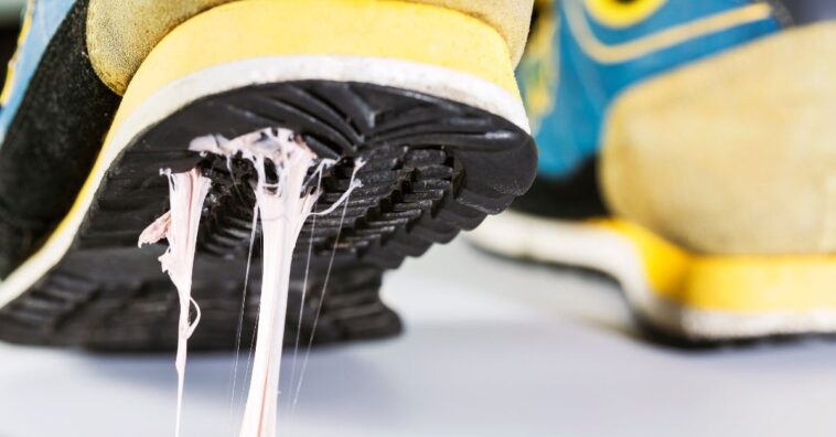 Como desgrudar chiclete do sapato