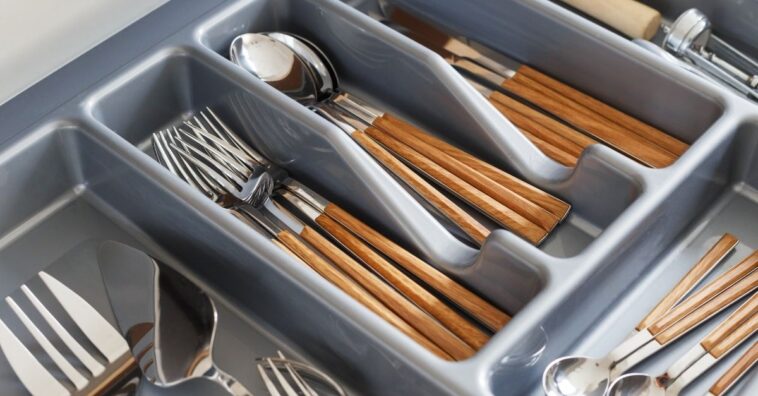 Como fazer limpeza de talheres com cabo de plástico