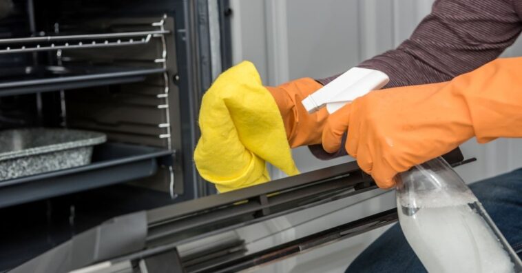 Como limpar e desengordurar o vidro do forno por dentro