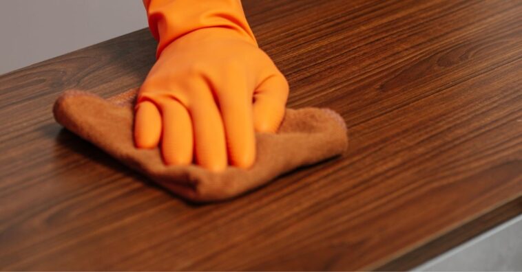 limpar móveis de madeira