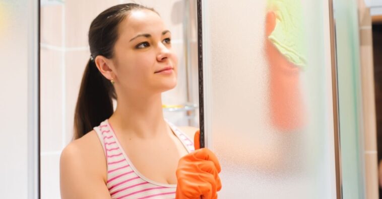 Como limpar o box com palha de aço do jeito certo