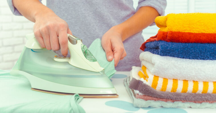 Como passar roupa com papel-alumínio e poupar tempo e energia
