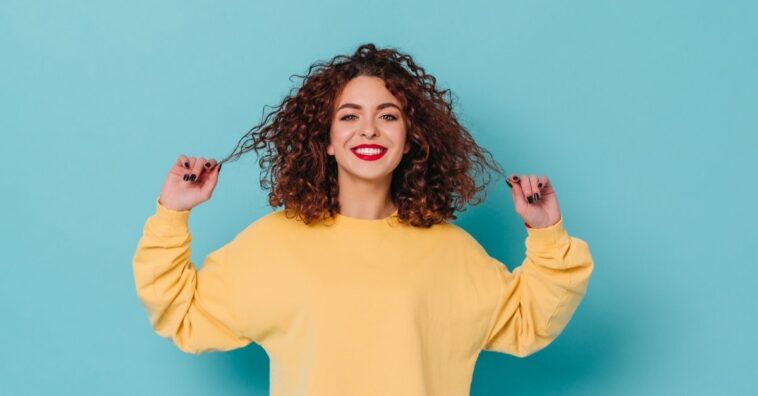 Como soltar os cachos e ativar o volume do cabelo