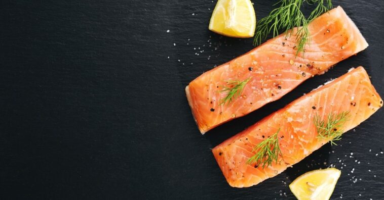 Como temperar salmão