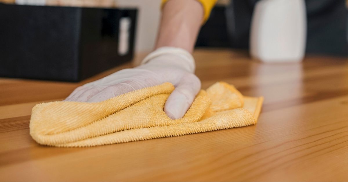 Como tirar mancha de queimado e marcas de copo da madeira