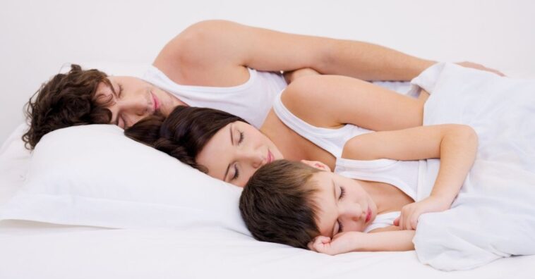 Crianças que dormem com os pais