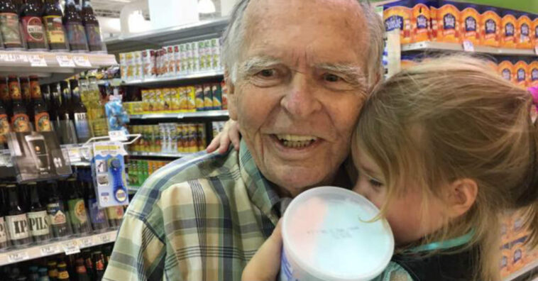 Criança se torna amiga de idoso e o ajuda sair da depressão